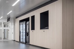  Maßgefertigte Möbel in den Eingangsbereichen sowie Kaffeebars runden das moderne Designkonzept und das umfangreiche Leistungspaket von Lindner ab. 