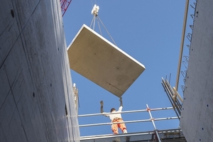  Auch bei Treppen kann der Bauablauf mit effizienten Lösungen und Bauteilen deutlich beschleunigt werden. Im Bild: Ein mit dem Trittschalldämmelement Schöck Tronsole vorgefertigtes Treppenpodest wird in Rekordzeit in das bestehende Gebäude eingehoben und schallisoliert fixiert. 