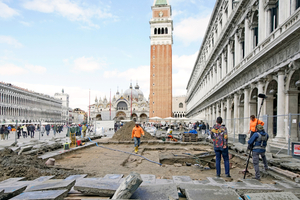 Auf dem Weg zurück in die Stadt: Piazza San Marco, Archäologie als Erdarbeit 