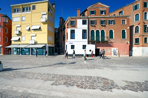  Auf dem Weg zu Arsenale und Giardini: „Let me warm you“, eine Dämm-„Tragicomedy“ made by Estland 