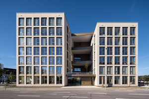  Ein mittig liegendes Foyer bedient die beiden flexibel zu zonierenden Bürobaukörper mit ihrer streng gerasterten Fassade 