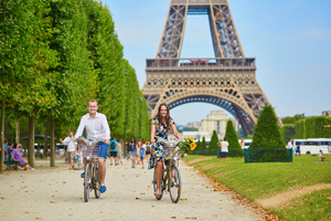  Auch Paris hat in den vergangenen Jahren viel getan, um die Stadt gendergerechter zu gestalten. Dazu gehört vor allem die Verdrängung des Autos zugunsten des Rad- und Fußgängerverkehrs 