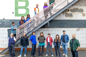  HeftpartnerHenry Fenzlein (Mitte Treppe) hat Architektur an der HTWK Leipzig und Urbanistik an der Bauhaus Universität in Weimar studiert. Nach seiner Mitarbeit im Wiener Architekturbüro Coop Himmelb(l)au und bei den Landschaftsplanern Station C23 gehört er seit 2015 als Gründungspartner und Gesellschafter zum Octagon Architekturkollektiv. Von 2017-2023 Wissenschaftlicher Mitarbeiter am Institut für Städtebau der TU Dresden hat er seit 2024 die Professur für Städtebau an der Technischen Hochschule Georg Simon Ohm in Nürnberg inne. Er liebt es, über seine gebaute Umwelt nachzudenken.Markus Wiese (Anfang Treppe) hat Architektur an der Jade Hochschule Oldenburg und der HTWK Leipzig studiert. Nach kollektiver städtebaulicher Zusammenarbeit in Barcelona und Bürotätigkeit in Berlin gehört er seit 2015 als Gründungspartner und Gesellschafter zum Octagon Architekturkollektiv. Er liebt es, die Welt mit klarem Blick nach der Schönheit ihrer gebauten Formen zu erforschen, um Neues zu schaffen. 