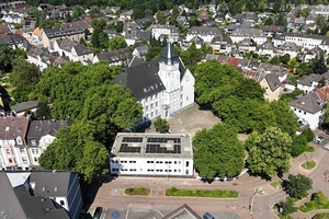  Turmschule, Schonnebecker Straße: Gut platziert: Im Hof der alten Turmschule konnte FAGSI ein temporäres, nachhaltiges Erweiterungsgebäude errichten. Die PV-Module auf dem Dach sorgen für „sauberen“ Strom.  