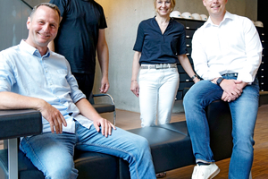  Heftpartner Prof. Dr.-Ing. Mascha Baitinger hat mit Marius Goos 2021 die contura Ingenieure GmbH gegründet. Die Contura ist eine vom DIBt nach LBO anerkannten Prüf-, Überwachungs- und Zertifizierungsstelle.Prof. Mascha Baitinger hat langjährige Erfahrung in leitenden Funktionen in der Tragwerksplanung, Prüfung, Überwachung und Zertifizierung von Bauprodukten und Bauarten und ist mit Contura auch in der Anwendungsforschung zu innovativen Baukonstruktionen und Materialien aktiv. Sie lehrt an der HS RheinMain.Marius Goos, B.Eng. (r.) ist Fachingenieur Fassade, Gründer, Geschäftsführer und stellvertretender Leiter Prüfstelle RPF17 „contura Ingenieure GmbH“. Seit seinem Studium zum Bauingenieur mit der Vertiefungsrichtung Konstruktiver Ingenieurbau ist er seit 2016 im Bereich Materialprüfung, konstruktiver Glas- und Fassadenbau tätig.Dipl.-Ing. Martin Baitinger (l.) ist Gründer und Geschäftsführer der Verrotec GmbH sowie Geschäftsführender Gesellschafter der IBC Ingenieurbau-Consult GmbH in Mainz. Durch sein Bauingenieur-Studium in Frankreich und Deutschland ist er u. a. Mitglied des Sachverständigenausschuss des Centre Scientifique et Technique du Bâtiment (CSTB) in Paris/FR. Mit Standorten in Paris, Hamburg, Worms und Mainz setzt er mit dem Team der Verrotec GmbH seine Vision für den modernen Glasbau und die technischen Anforderungen an die Gebäudehülle in nationalen und internationalen Projekten um.Dr.-Ing. Holger Strauß (2. v. l.) ist Teamleiter Fassade bei der Verrotec GmbH. Seit seiner Promotion an der TU Delft 2013 arbeitet der Architekt als Spezialist für die Gebäudehülle und als Fachplaner und Berater „Fassade“ in Deutschland und im europäischen Ausland. Durch u. a. seine Lehrtätigkeit fördert er den Wissenstransfer zwischen Forschung und Fassadenindustrie.www.verrotec.de, www.contura-ing.de 
