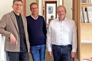  Den KI-Dialog über Tools für die Gebäudehülle führte DBZ-Chefredakteur Michael Schuster (r.) mit Prof. Jan R. Krause (l.) auf Einladung von Hanns-Jochen Weyland (Mitte) im Büro Störmer Murphy and Partners in Hamburg 