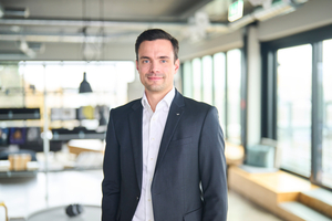  Autor: Hendrik Pahlsmeyer ist Executive Vice President und Mitglied des Leadership Team Schüco Metall Business Division Schüco International KG. Der Bauingenieur sammelte Berufserfahrung in Produktmanagement, ­-entwicklung, -marketing, Direktvertrieb und Produktion 