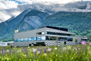  Eingebettet in die beeindruckende Graubündner Bergkulisse: Der Neubau des Schweizer Metallbauunternehmens Merkle Metallbau AG mit obligatorischer Metallfassade 