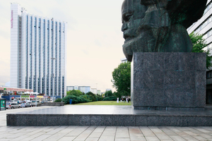  Zwei der bekanntesten Objekte der Stadt: das frühere Interhotel „Kongreß“ links (1974 eröffnet, heute Congress Hotel Chemnitz) und das 1971 eingeweihte Karl-Marx-Monument von Lew Kerbel 