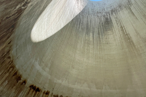  Valeria Zane und Victor Nebbiolo di Castri nutzen für ihre Klanginstallation „Aural Dissipation“ den Kühlturm des ehemaligen Kraftwerks als Hallraum 