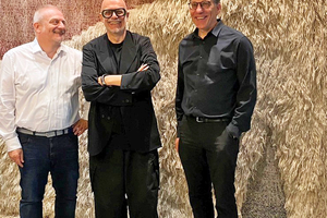  Den KI-Dialog über Tools für Marke im Raum führte DBZ-Chefredakteur Michael Schuster (links) mit Prof. Jan R. Krause (rechts) auf Einladung von Peter Ippolito (Mitte) im Büro der Ippolito Fleitz Group in Stuttgart 