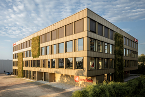  Mehr Platz für alle – überall, und eine Rutsche gibt es auch. Die Unternehmens­zentrale in Offenburg setzt auf flexibles Arbeiten 