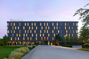  Das Coreum Hotel am anderen Ende des Boulevards 