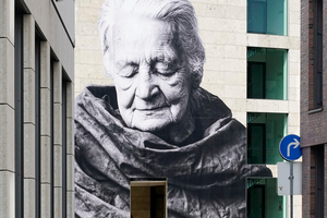  Das Portrait an der ­Volksbank zeigt Sabine Gramlich (1913–2004), eine Gütersloher Friedensaktivistin, die in diesem Jahr mit einer Gedenktafel geehrt werden soll 