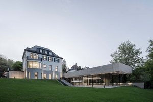  Frisch saniert, erweitert und gut ausgeleuchtet liegt und steht die Gründervilla im und auf dem Hang 