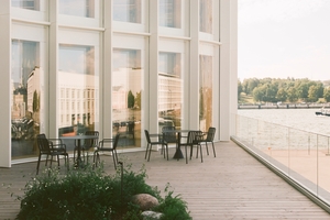  Die Terrassen im 1.OG sind holzbeplankt mit dezenter Glasbalustrade und schließen mit einer Kante aus Granit ab. Grüninseln nehmen ebenfalls Bezug zur Umgebung und finden sich als ausgedehnte Fläche auf dem Dach wieder 