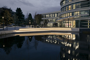  Besonders im Dunkeln kommt der Neubau der Firmenzentrale durch die mit Licht betonten Platzkanten gut zur ­Geltung 