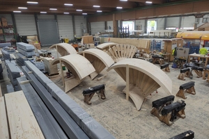 Die dreigeschossige Wendeltreppe wurde von Hokon in Witten vorproduziert und besteht aus mehreren Modulen 