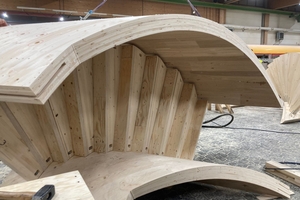  Im Sinne eines Nachhaltigen Holzbaus wurde die Treppe ganz ohne Stahlverbindungen realisiert 