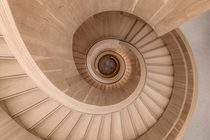  Die Wendeltreppe verbindet das Untergeschoss mit den Obergeschossen und führt bis aufs Dach 