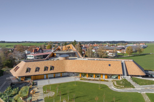 Blick auf die Dachlandschaft und den Ort Legau. Besucherinnen können die Aussicht von der Plattform am Rapunzelturm genießen 