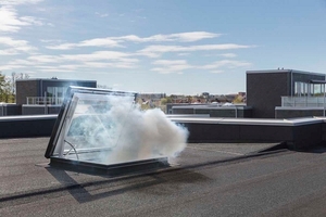  Das Velux Flachdach-Fenster für Ausstieg erfüllt die Anforderungen an geometrische Öffnungsflächen und kann zur Rauchableitung eingesetzt werden. 