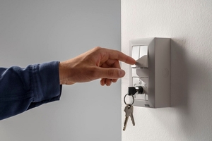  Während die Bedienung für Komfortlüftung über den im Schlüsselschalter integrierten Funk-Wandschalter erfolgt, wird die Ausstiegsfunktion per mitgeliefertem Schlüsselschalter aktiviert. 