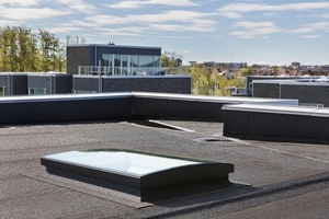  Velux Flachdach-Fenster Konvex- und Flachglas bieten mit ihren vollständig randlosen Oberelementen nicht nur eine attraktive Optik. Sie garantieren zudem ein einfaches Ablaufen von Regenwasser und Schmutz. 