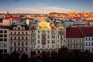 Funktionelle Einteilung: Die denkmalgeschützte Jugendstilfassade am Wenzelsplatz ist in einen Sockelbereich und eine hellgelbe Putzfassade der Obergeschosse unterteilt, hinter der sich die Hotelzimmer verbergen
