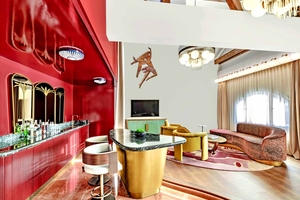 Die von Chapman Taylor entworfene WOW-Duplex-Suite im historischen Bauwerk besticht durch ihr in knalligem Rot und Bronze gehaltenes Dekor, das sich in seiner Material-, Farb- und Motivwahl am Jugendstil orientiert