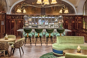 Eine der Bars des Minus One wurde in der ehemaligen Bierhalle mit ihren reich verzierten Stuckarbeiten und kunstvoll gestalteten Holzvertäfelungen im ersten Untergeschoss eingerichtet