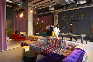Die Lounge mit Spielekonsole, Billardtisch und Sofas erlaubt Gemeinschaftserleben und Austausch