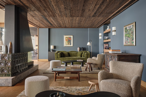 Ein Ofen mit handgefertigten Kacheln wärmt die Lounge und die Lobby