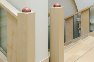 Die postmoderne Freitreppe mit individuellen Steinmetzdetails in den ersten Stock wurde belassen