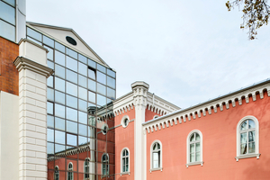 Die Fassade stellt in doppelter Hinsicht – baulich sowie durch geschickt eingesetzte Spiegelungen – das Bindeglied zwischen „Alt-“ und „Neubau“ dar