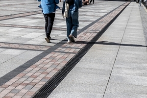 Rinnensystem ACO DRAIN® PowerDrain Seal in mit Freestyle-Gussrost Ray integriert sich ästhetisch in den Oberflächenbelag.