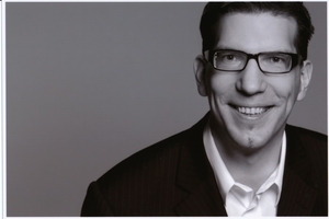  Jan R. Krause ist seit 2003 Professor für Architektur Media-management (AMM) an der Hochschule Bochum. In Lehre und Forschung widmet er sich Fragen der Architekturvermittlung mit den Schwerpunkten Nachhaltigkeitskommunikation und Künstliche Intelligenz. Mit seiner Agentur ABA Architektur+Kommunikation in Berlin und der academy for architectural thinking konzipiert er Kommunikationsstrategien und Weiterbildungsprogramme für Architekt:innen und die Bauindustrie. Krause ist 1. Vorsitzender des Deutschen Werkbunds und Mitglied im BDA und DJV. 