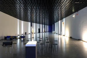  Keine Sitztreppe am Hof (rechts) wie noch im Visual, dafür Tageslicht für die eingegrabenen Räume 