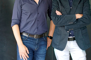  DBZ-HeftpartnerDie Architekten von Gerkan, Marg und Partner (gmp) sind ein Architekturbüro mit Gründungssitz in Hamburg und Standorten weltweit. Mit ihrem generalistischen Ansatz und der Erfahrung aus über 60 Jahren realisieren sie Projekte im Dialog mit den Auftraggebern und den beteiligten Planungsdisziplinen in jedem Maßstab und kulturellen Kontext, in jeder Planungsphase und auf allen Kontinenten. Die Bandbreite der Projekte reicht vom Wohnhaus bis zum Hochhaus, vom Stadion bis zum Konzertsaal, vom Bürobau bis zur Brücke, von der Türklinke bis zur Stadtplanung.Ihre Arbeit zielt im Sinne ganzheitlicher Nachhaltigkeit auf die umfassende Beständigkeit von Architektur. Dies schließt globale Herausforderungen und Themen wie Urbanisierung, Digitalisierung und Mobilität ebenso ein wie das klimagerechte Bauen nach zertifizierten Standards und das Bauen im Bestand.Christian Hellmund (l.) ist Partner, Stephan Schütz (r.) Executive Partner bei gmp. 