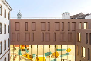  Der monolithisch wirkende Erweiterungsbau des Freiburger Amtsgerichts korrespondiert mit seiner grobkörnigen Putzfassade mit den bestehenden Gebäuden 