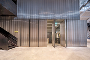  Die Wellung der Aluminiumverkleidung zitiert die kulturelle Nutzung und unterstreicht die Funktion der Box als Behälter und als szenografisches Element 