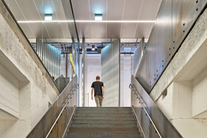  Eine bereits vorhandene Öffnung im Boden wurde hier erweitert und mit der Haupterschließung gefüllt. Die Pivot-Türen führen Besucherinnen in die Halle 