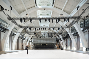  Das Tragwerk der Halle besteht aus zehn Stahlbetonbögen, die den freien Grundriss ermöglichen. Die Box mit der Tribüne wurde hineingesetzt und bleibt statisch unabhängig 