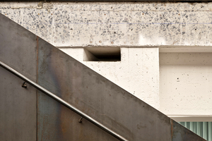  Der normalisierte Stahl der eingebauten Treppe erinnert an das Material der Kessel. An dieser Stelle werden die Schichten des Bestands offengelegt  