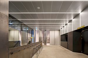  Das zweite, kleinere Foyer im Obergeschoss erschließt die „Blackboxen“ und dient als Vorraum für die Halle, Herzstück des Gebäudes 