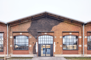  Die Sichtklinker-Fassaden blieben bei der Sanierung ebenso erhalten wie die charakteristischen Industrieverglasungen, wobei die Ertüchtigung bzw. Erneuerung der einfach-verglasten Stahlfenster eine besondere Herausforderung war 
