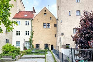  Südansicht vorher: Die vormalige Fassade entstand erst durch eine Sanierung in den 1960er Jahren und konnte daher überformt werden 