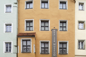  Nordansicht vorher: Der einstige Haupteingang ließ auf der von Bussen befahrenen Keplerstraße nur wenig Platz für ankommende Gäste 