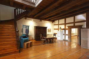  Vorher: Die raumlangen, jahrhundertealten Bodendielen wurden aufgenommen, um darunter die Elektrotechnik zu verlegen, die ein modernes Museum benötigt 