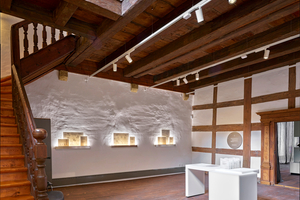  Nachher: Der dunkler gebeizte Boden passte vom Kontrast her besser zu den hier vorgesehenen Exponaten  